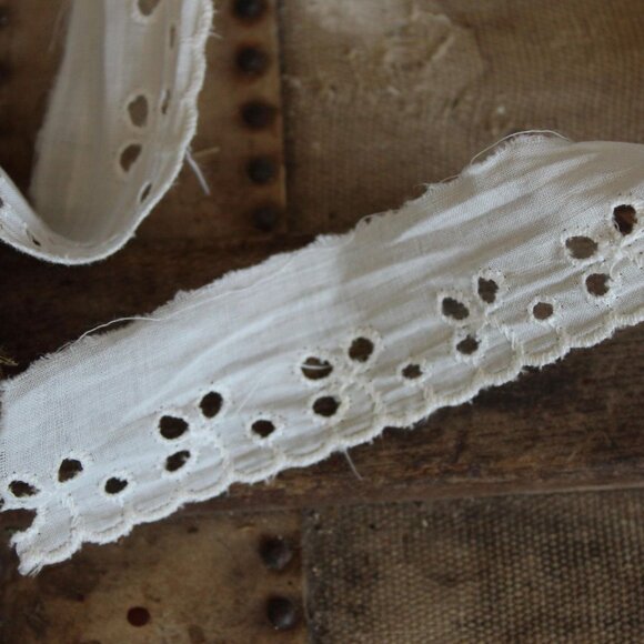 Vintage White Eyelet Lace Trim 1.25", 2 Yards, Scalloped Edge - Picture 8 of 10